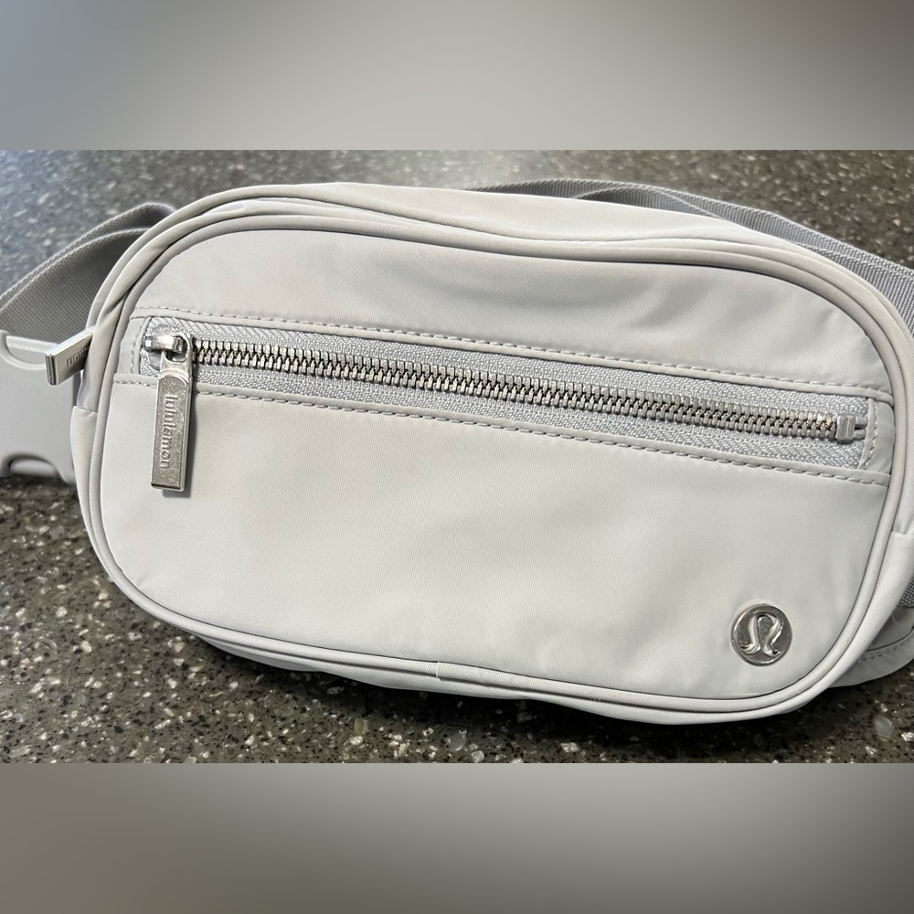 Lululemon Wunderlust Belt Bag Seal Travel Crossbody Gym Workout Office School - Picture 4 of 15